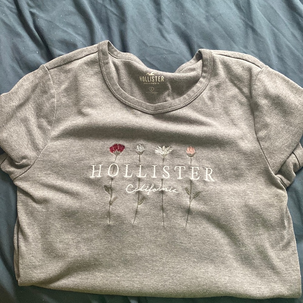 Grey Hollister shirt with flowering design, S:S